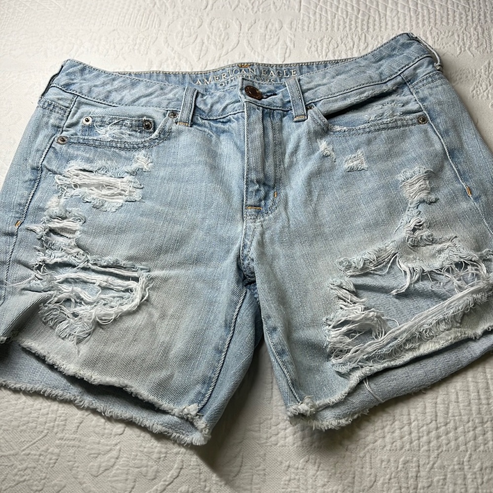 ⭐️🌸American Eagle boy midi destroyed cut off denim shorts size 4